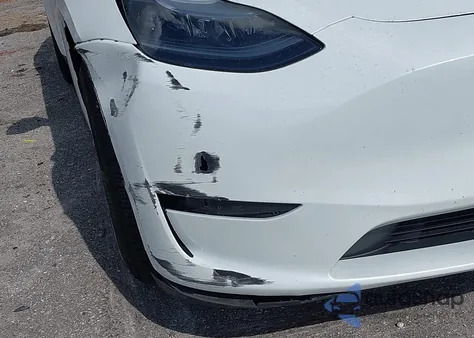 2024 Tesla Model Y Long Range Dual Motor All-Wheel Drive/Rwd z USA, uszkodzony, nr VIN 7SAYGDED0RF207913